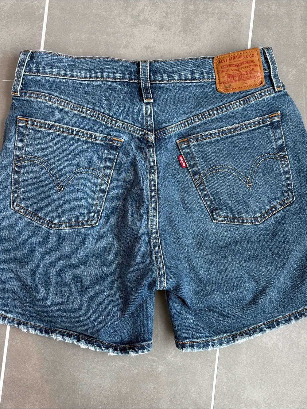 Women’s Levi’s 501 Mid Thigh Short sz 27
